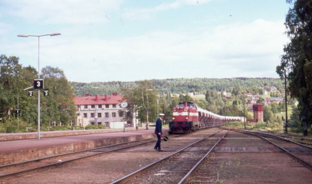 Rättvik Godståg draget av T45 Nr. 327